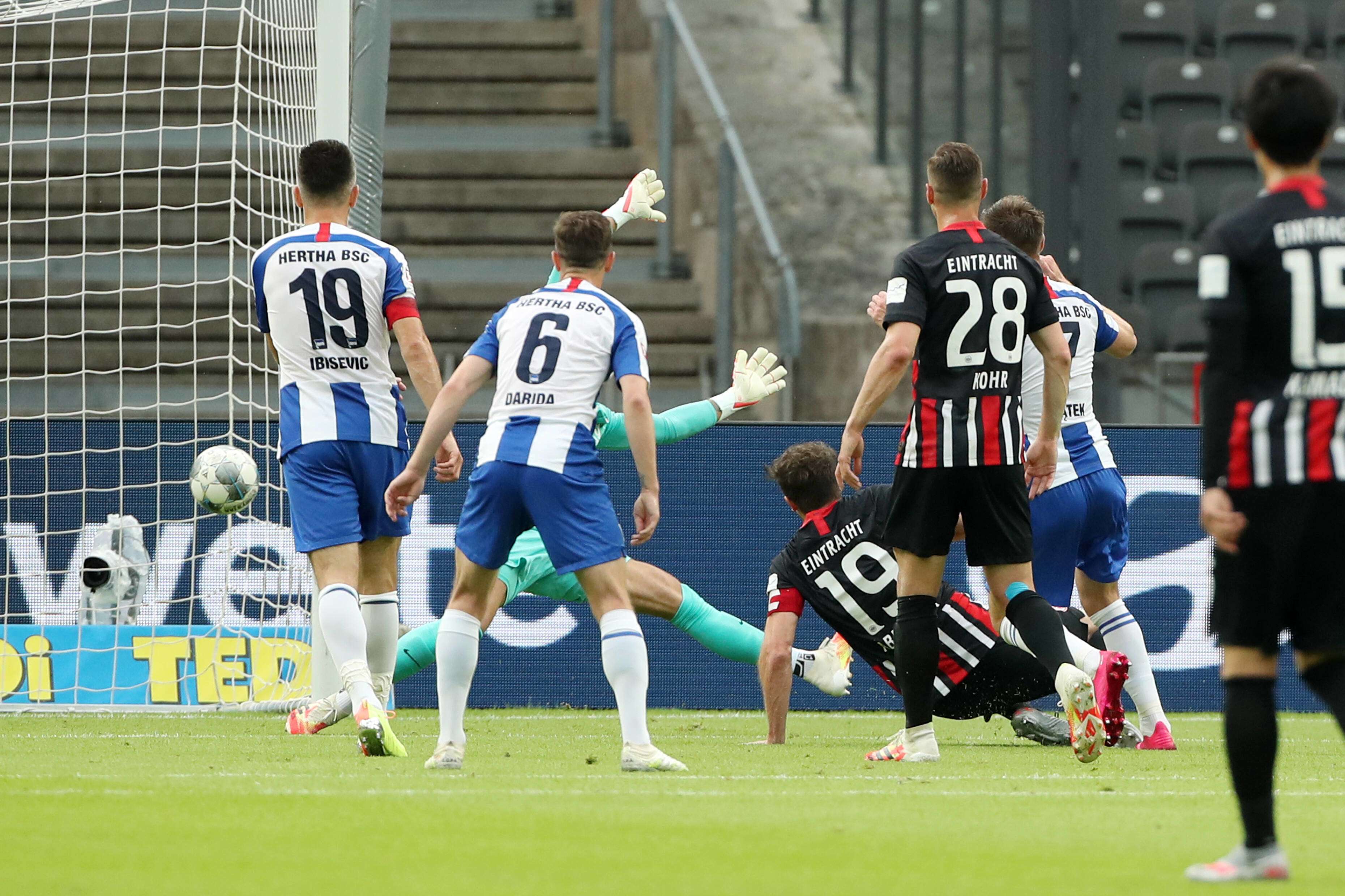 24. Minute: Piatek schießt die Herta zwischenzeitlich mit 1:0 in Führung. Bild 1