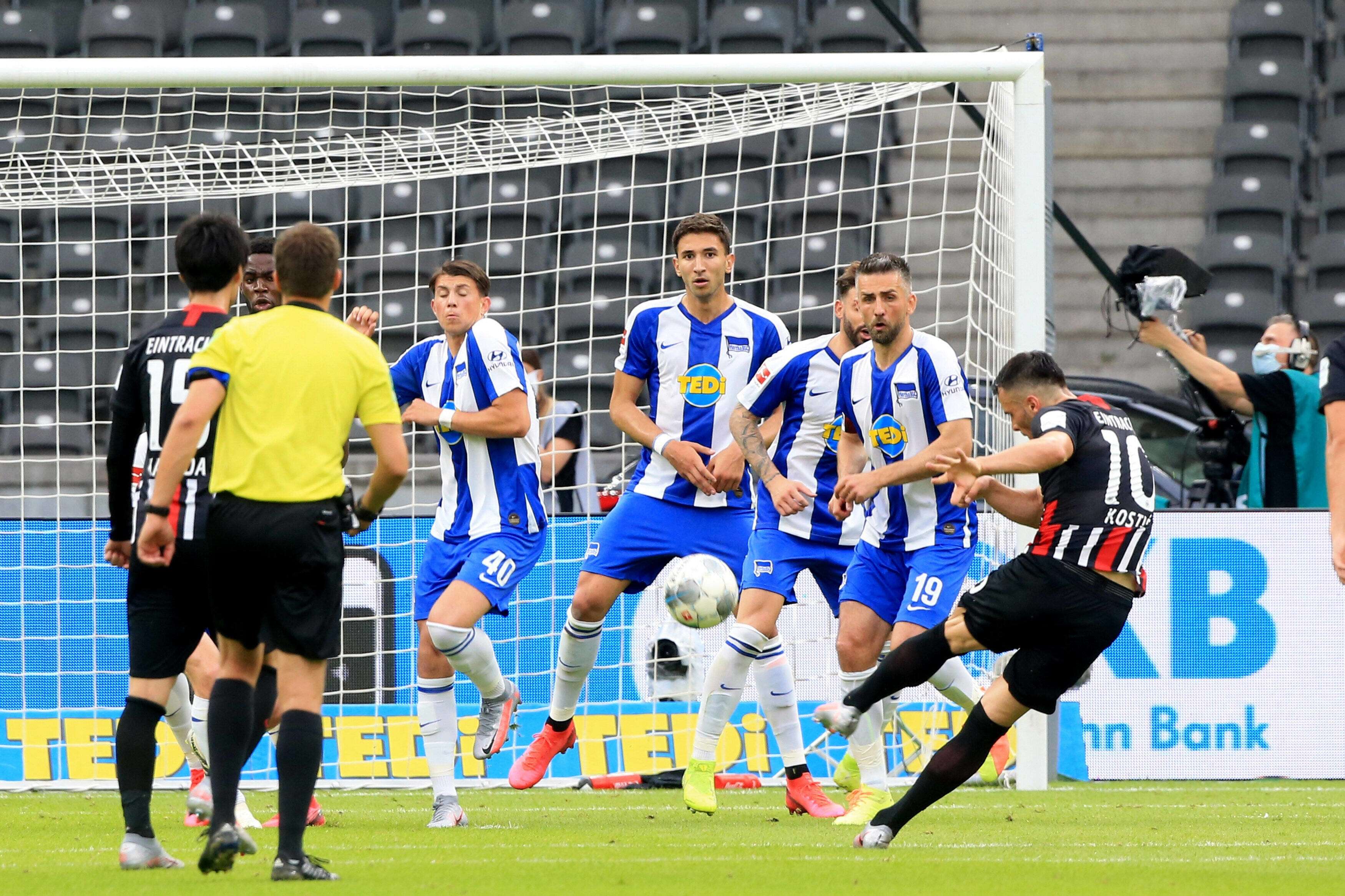 Nach der roten Karte von Boyata hat Filip Kostic die große Chance zum 1:1. Nachdem der Freistoß in der Mauer landet, geht der Nachschuss nur knapp neben das Tor. Bild 1