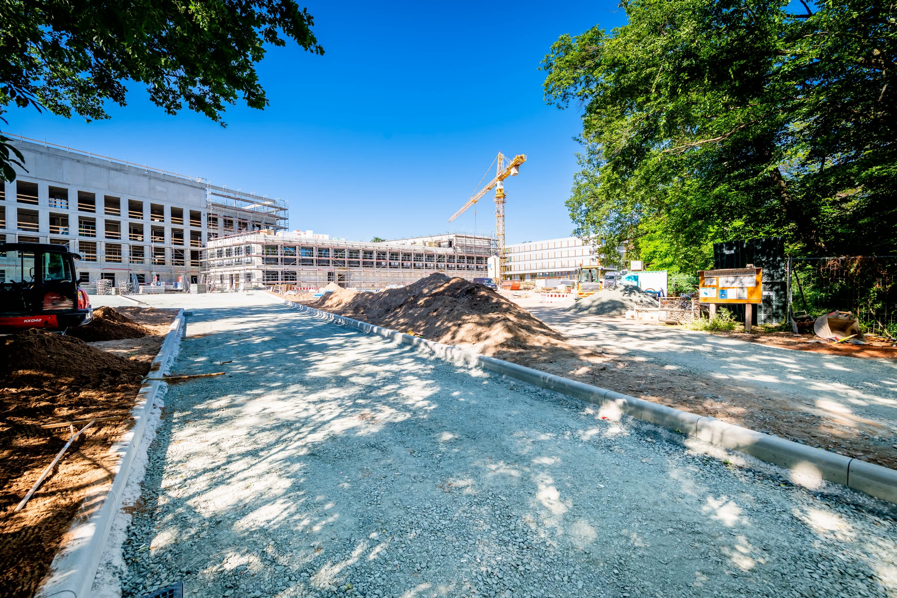 Über die Auffahrt gelangt man bis zum Gebäude und zum Parkdeck. Picture 1