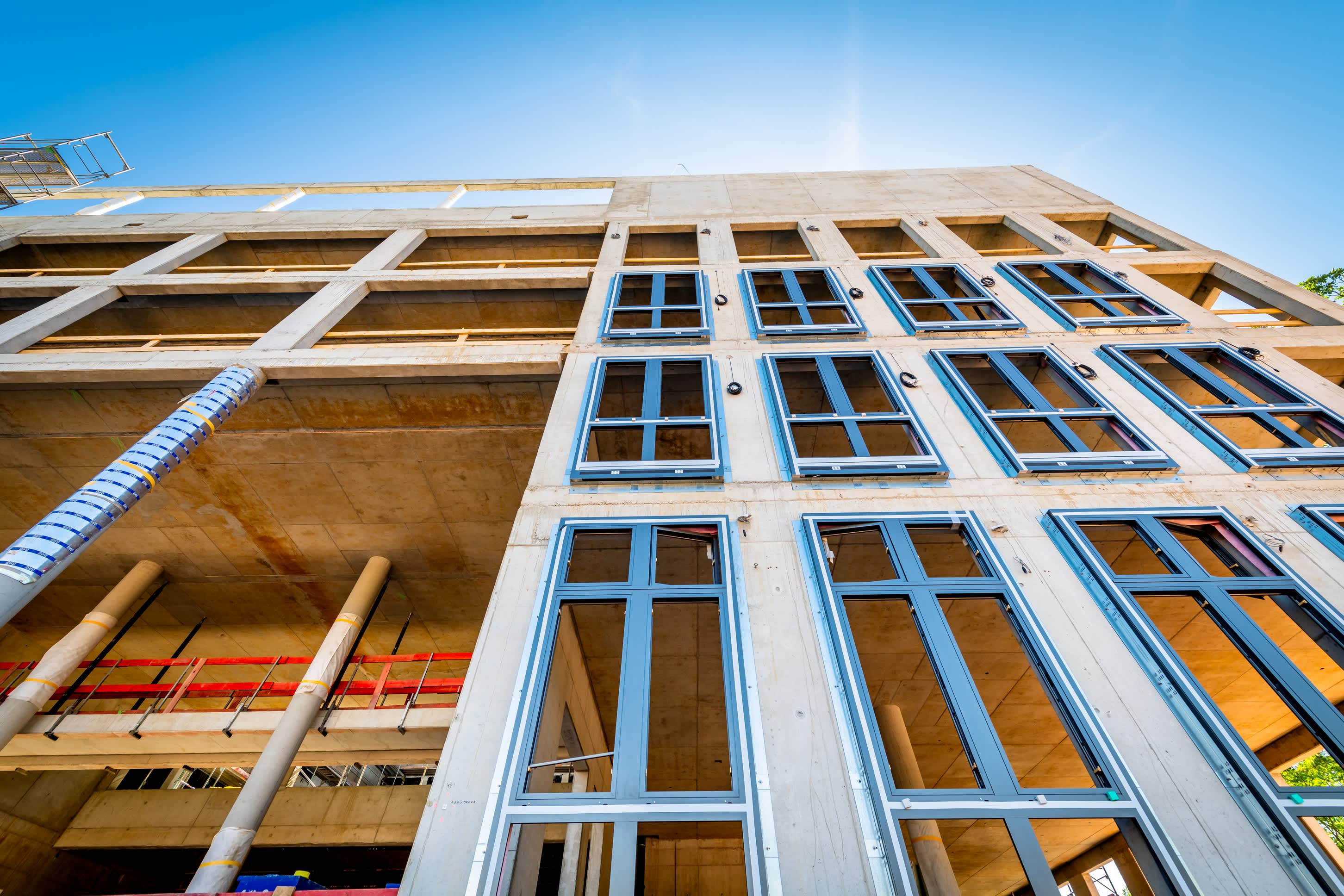 Durch den Blick von draußen die Fassade hoch, werden die Dimensionen des Empfangs bewusst. Picture 1