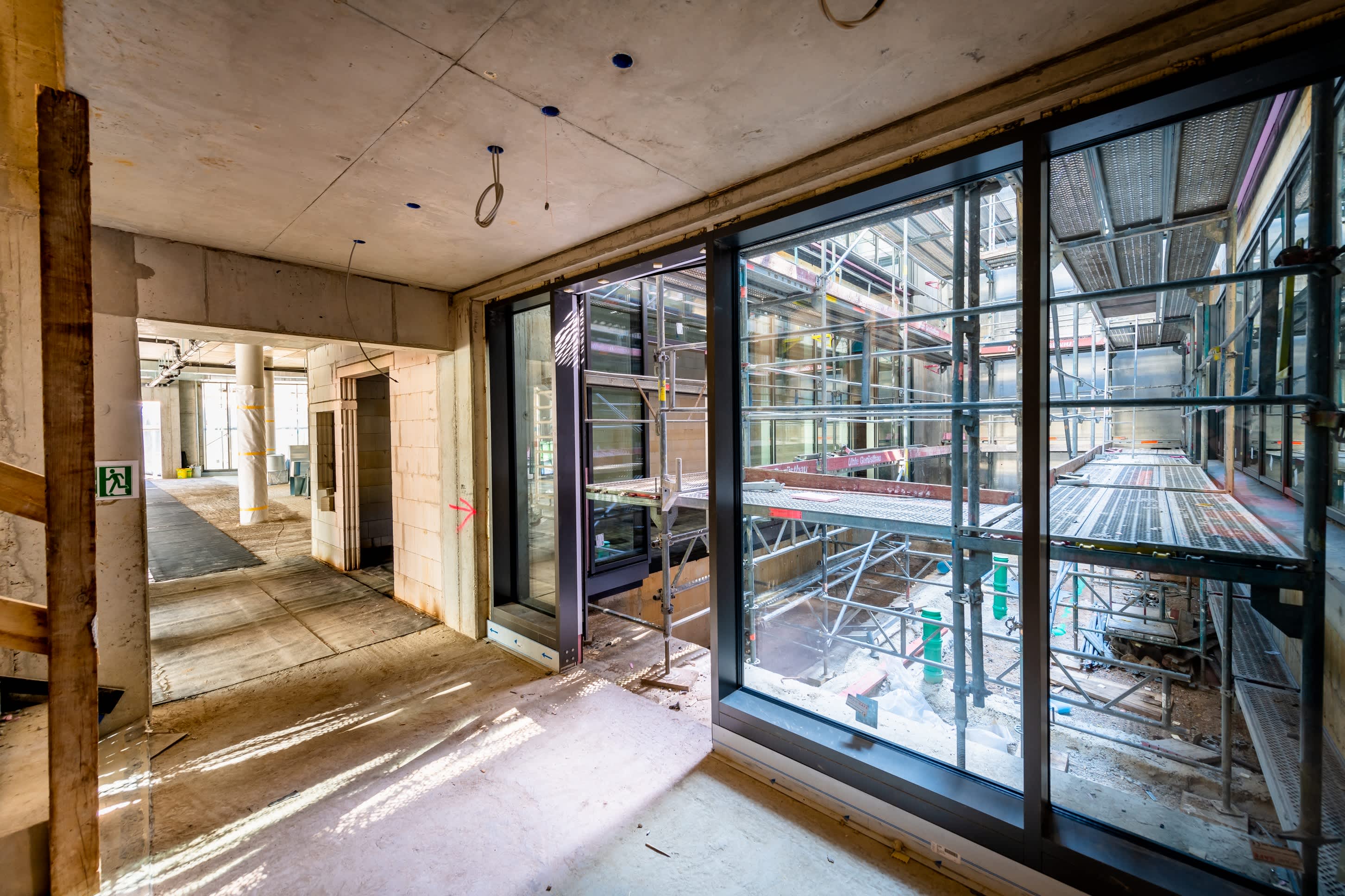 Auch im Inneren wurden bereits die ersten Fenster eingebaut. Picture 1