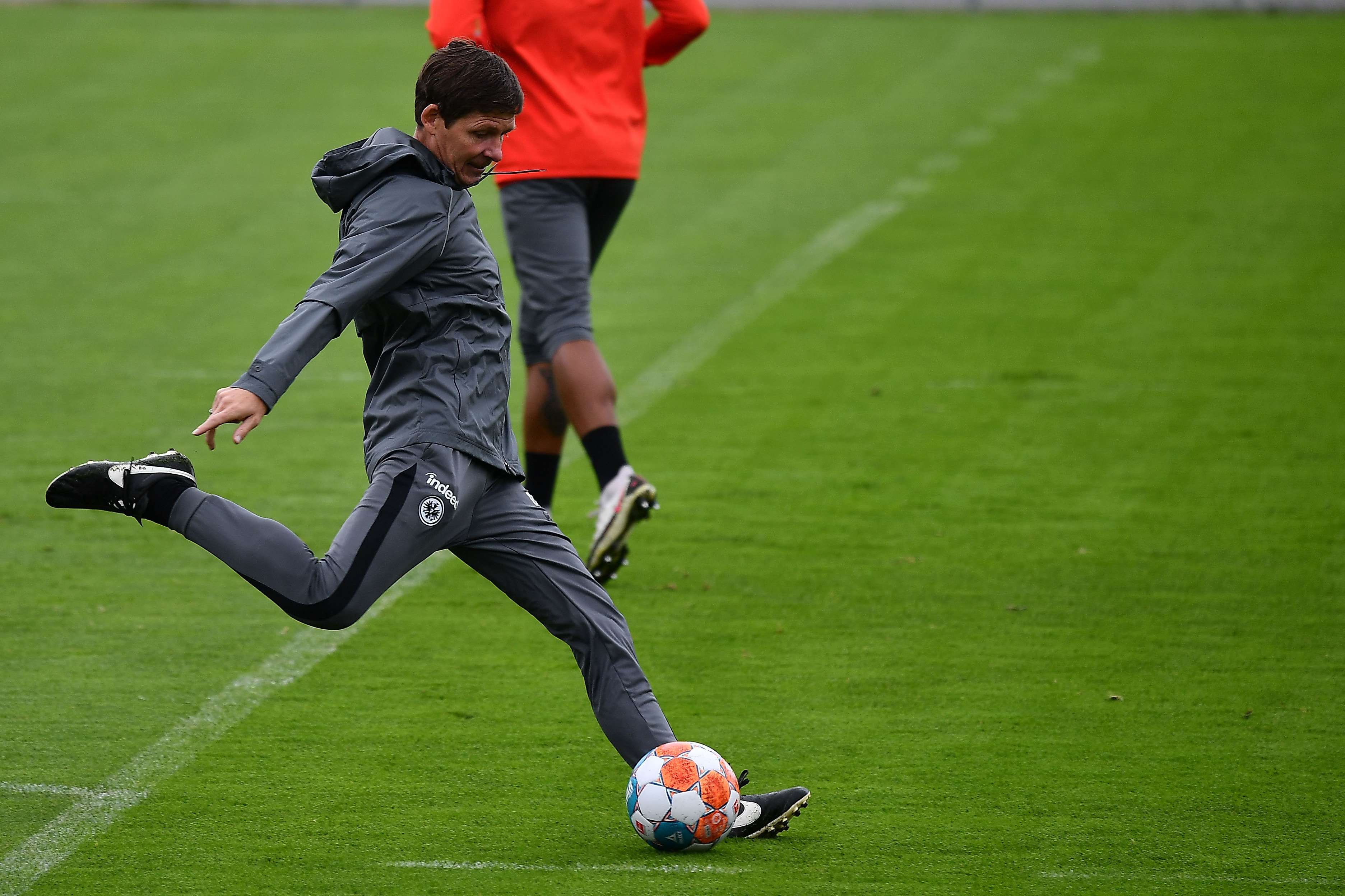 Im Fokus standen im ersten Training während der Länderspielpause vor allem Flanken. Cheftrainer Oliver Glasner machte es vor. Im Fokus standen im ersten Training während der Länderspielpause vor allem Flanken. Cheftrainer Oliver Glasner machte es vor.