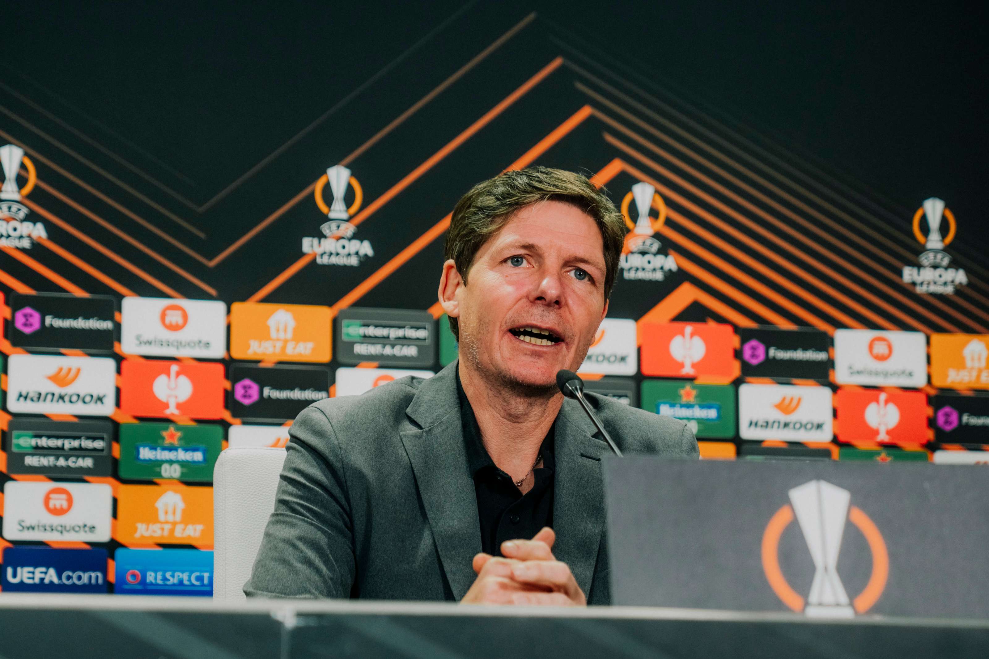 Cheftrainer Oliver Glasner äußert Respekt gegenüber dem Gegner, lässt aber auch das eigene Selbstverständnis nicht außer Acht. Cheftrainer Oliver Glasner äußert Respekt gegenüber dem Gegner, lässt aber auch das eigene Selbstverständnis nicht außer Acht.