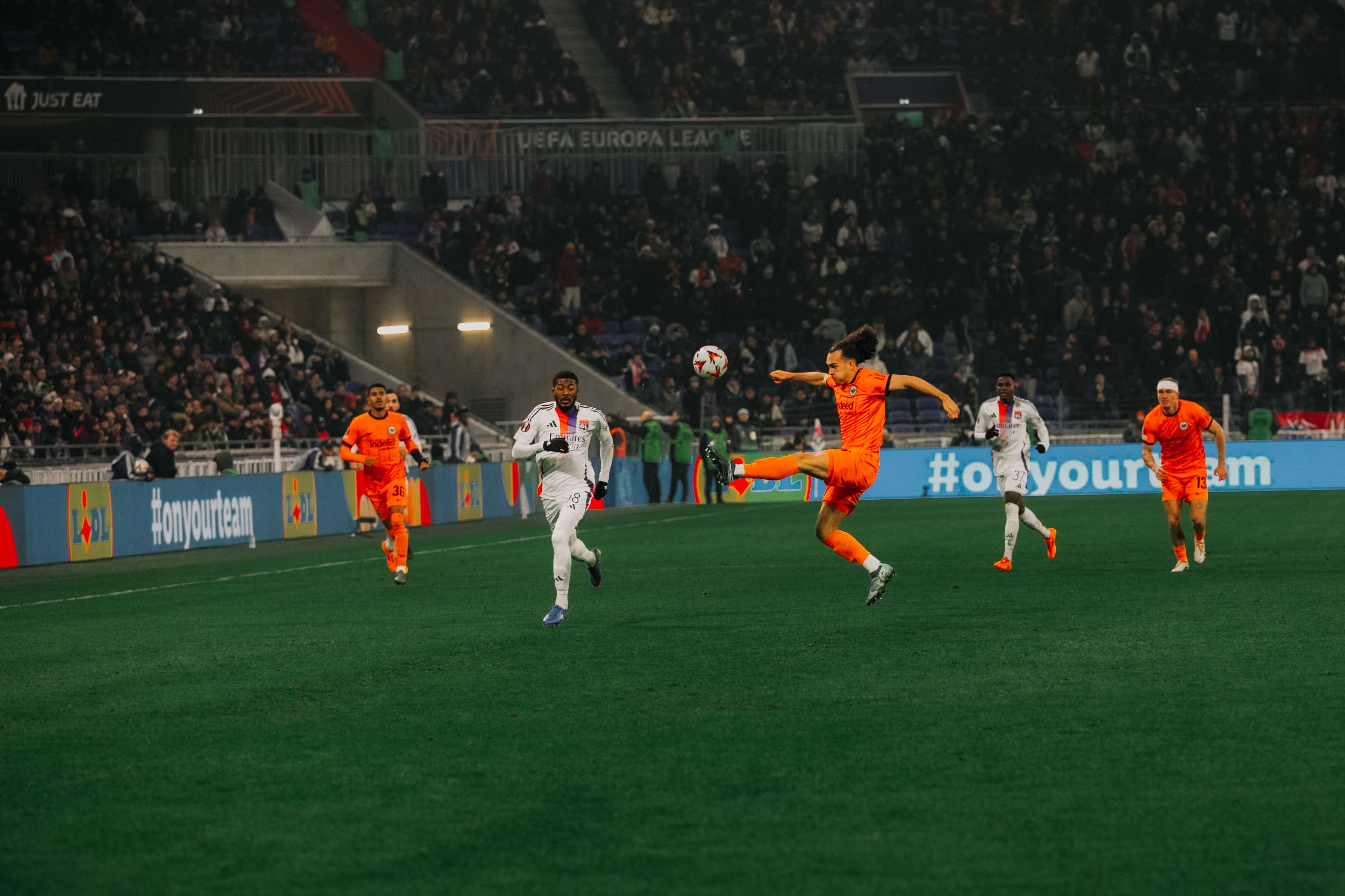 Es ist eine umkämpfte Partie im Groupama Stadium. Es ist eine umkämpfte Partie im Groupama Stadium.