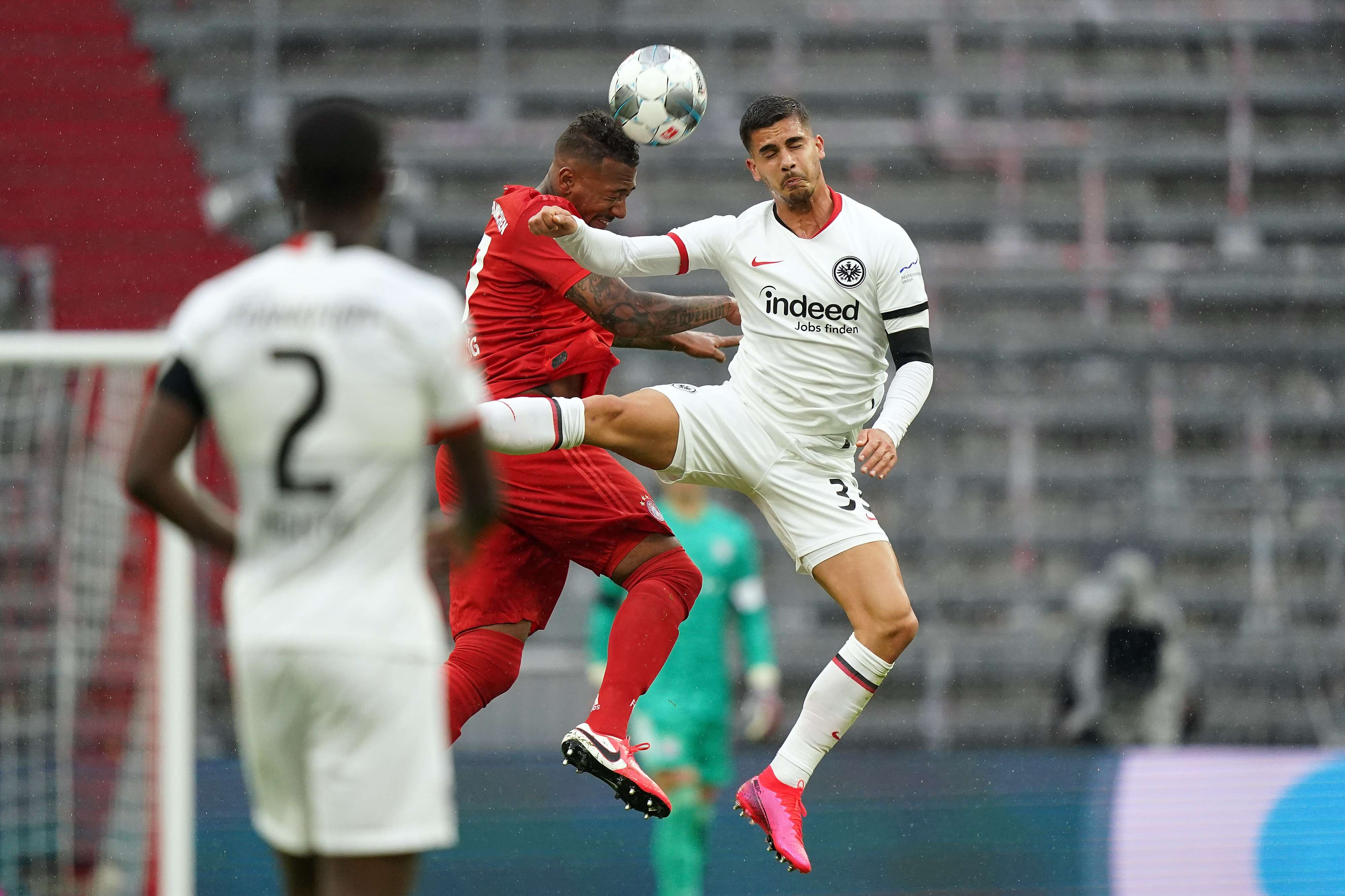 Auch Silva und Boateng tragen ihren Zweikampf in der Luft aus. Bild 1