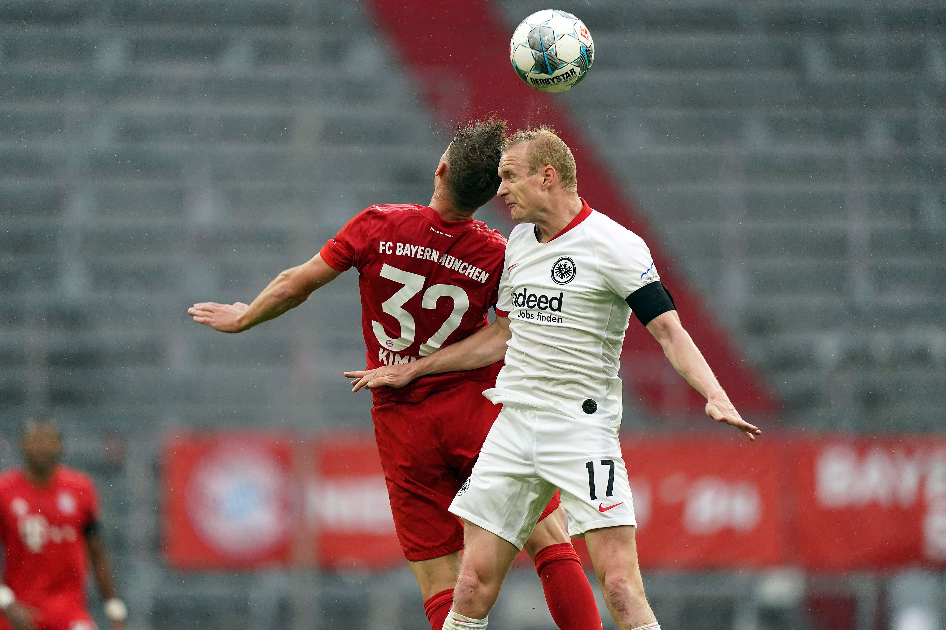 Sebastian Rode im Zweikampf mit seinem ehemaligen Mannschaftskollegen Joshua Kimmich. Bild 1