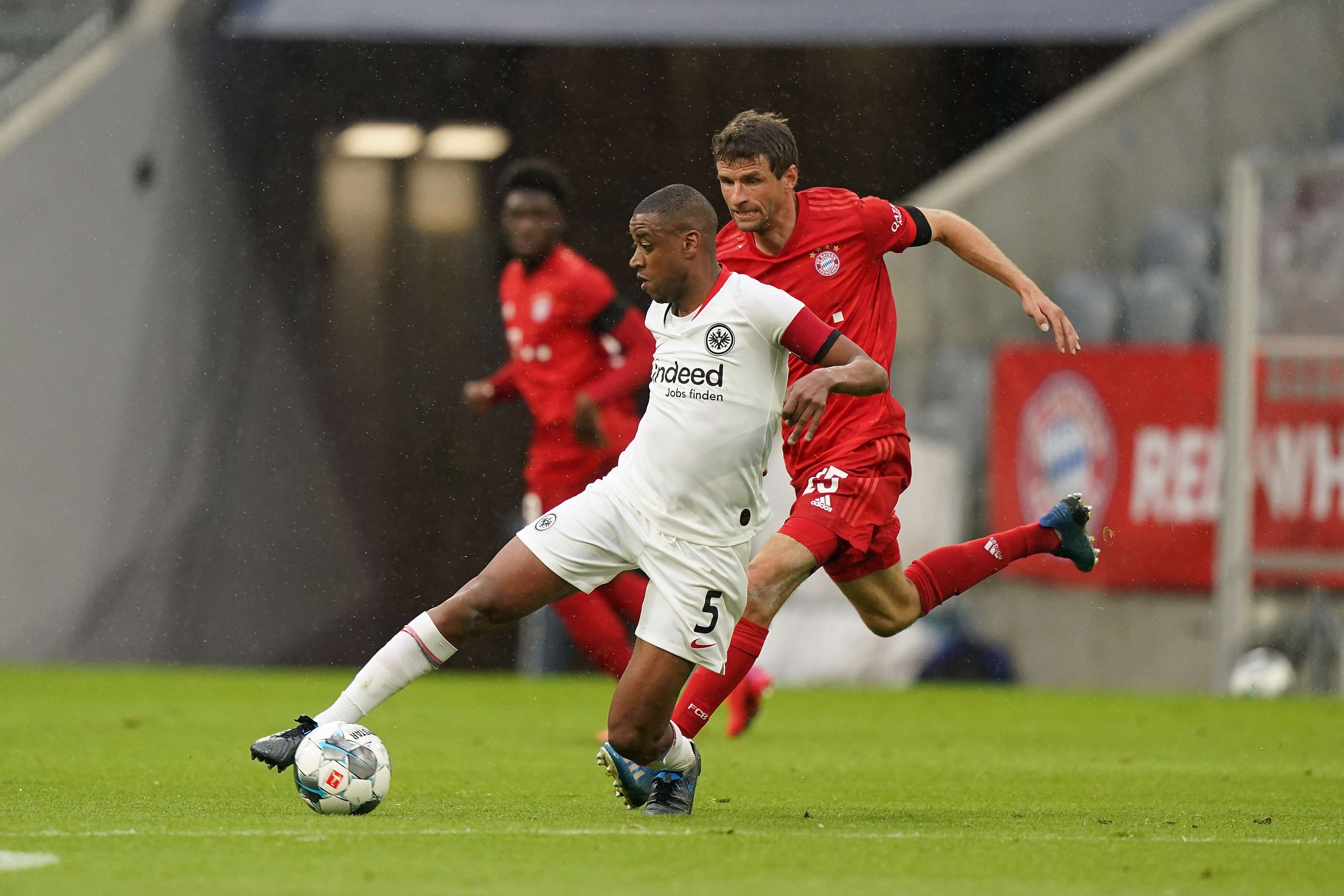 Gelson Fernandes sieht im Rückspiegel Münchener Müller herannahen. Bild 1
