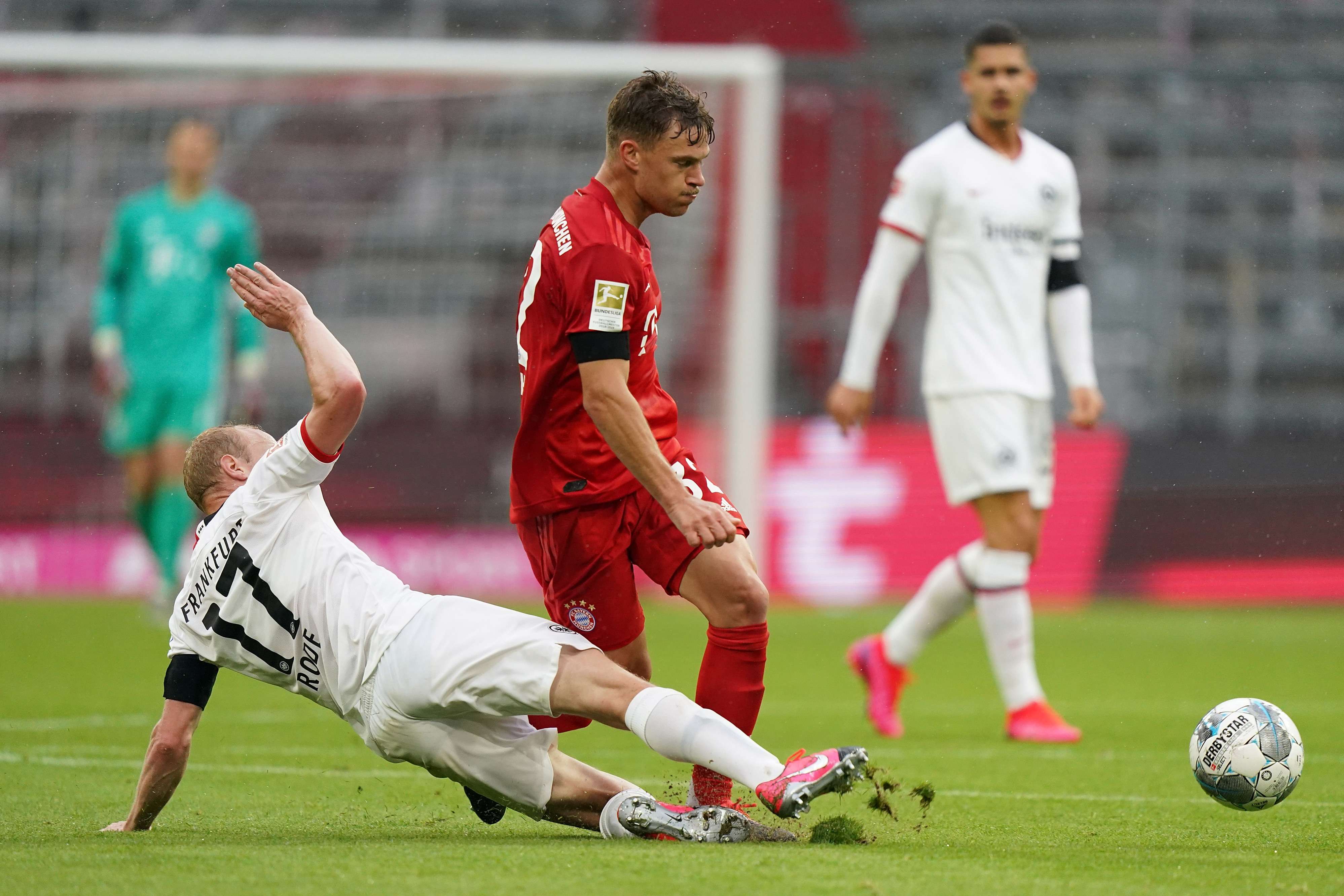 Wieder ein Zweikampf der beiden Spieler aus der Mittelfeld Zentrale. Bild 1