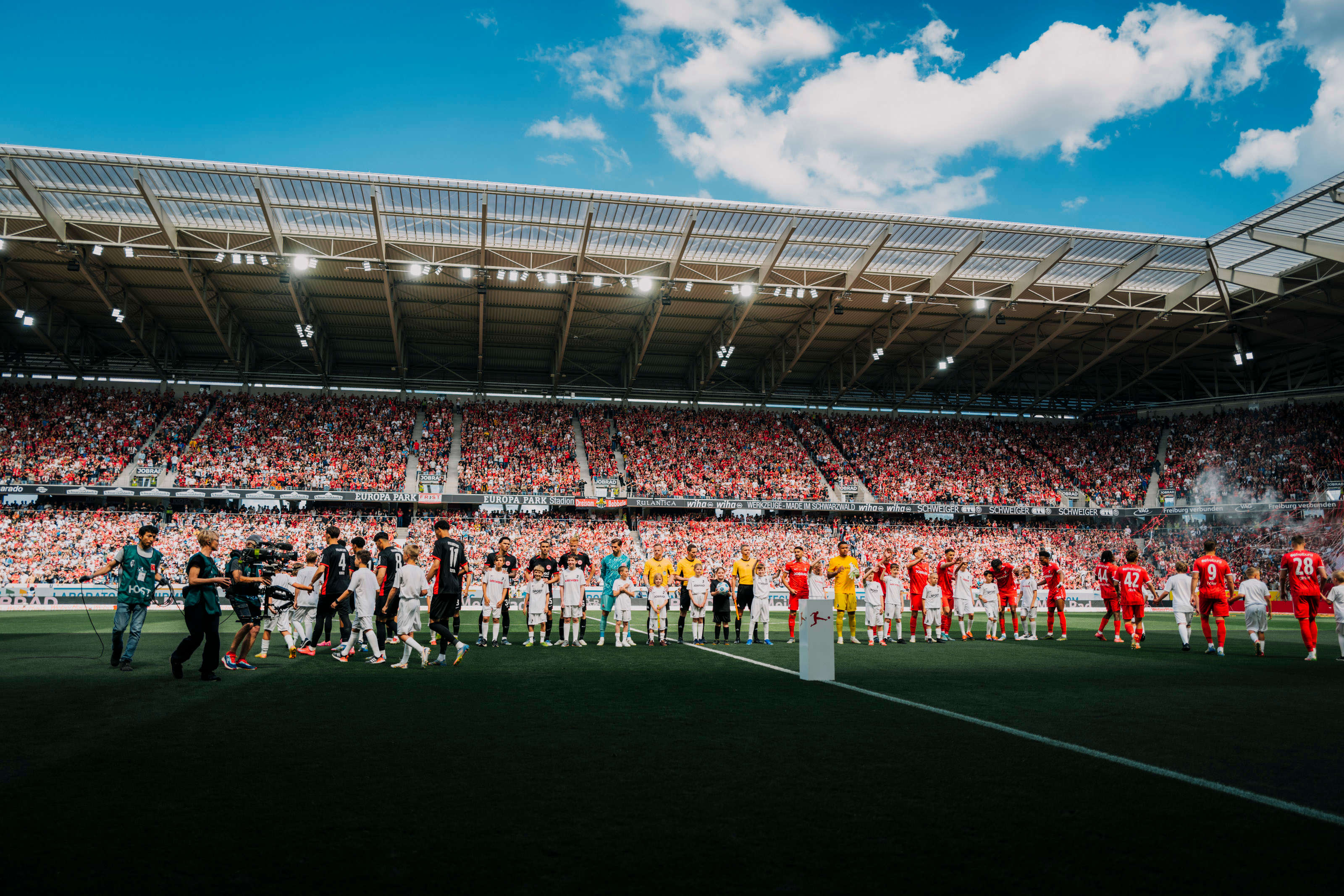 SC Freiburg gegen Eintracht Frankfurt, die Mannschaften sind bereit. SC Freiburg gegen Eintracht Frankfurt, die Mannschaften sind bereit.