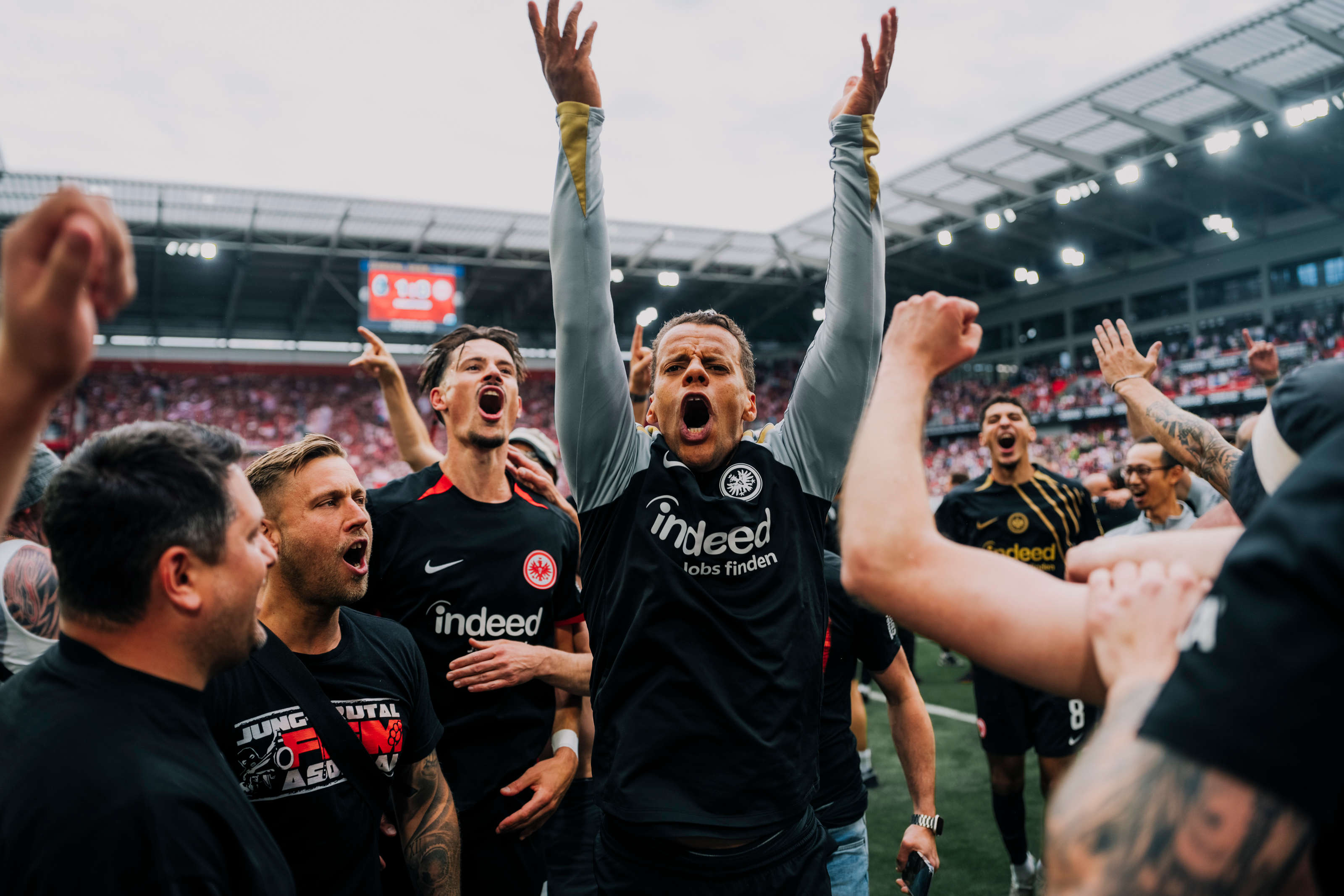 Alle Hände hoch: Timothy Chandler. Alle Hände hoch: Timothy Chandler.