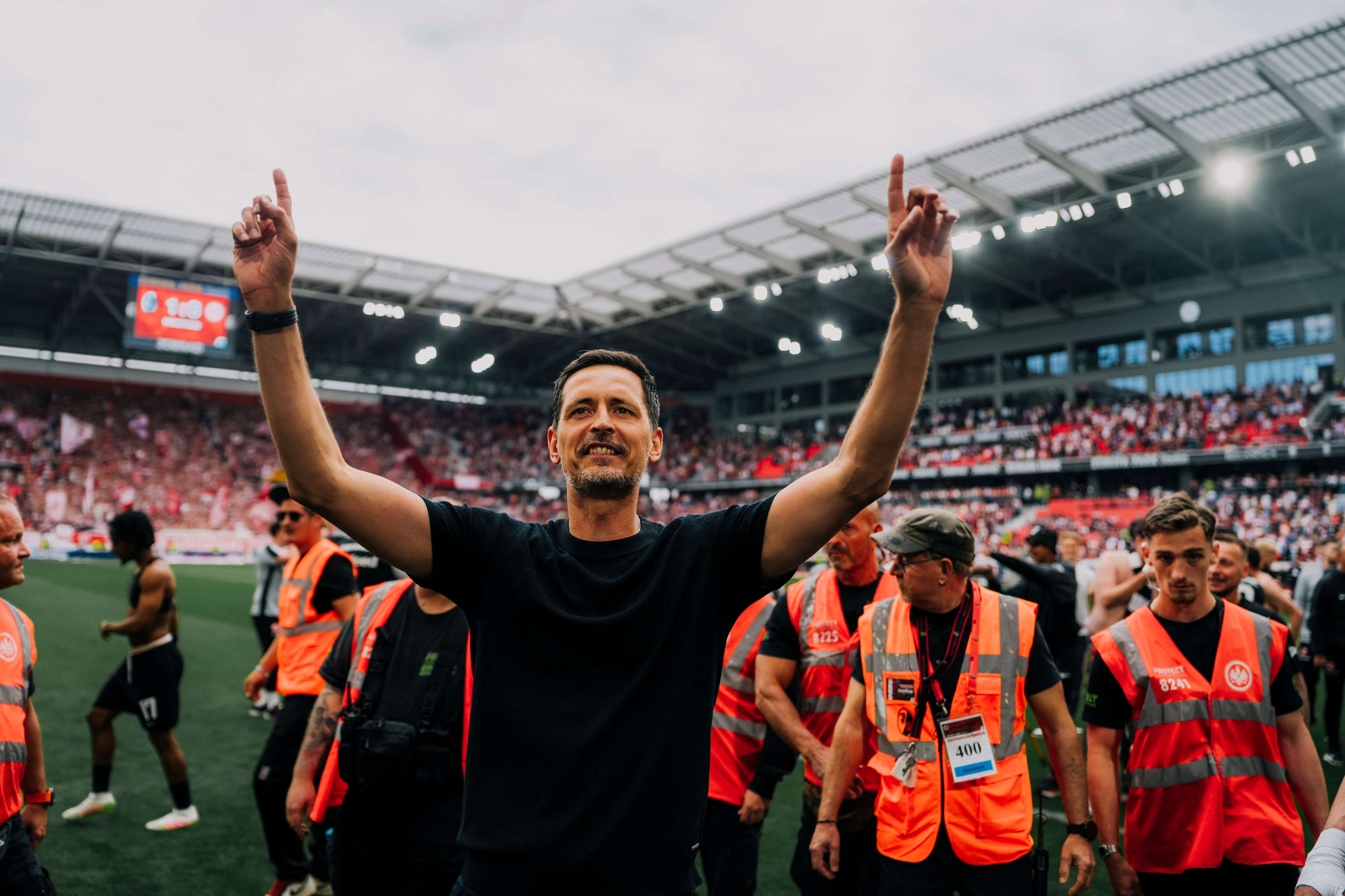 Cheftrainer Dino Toppmöller feiert vor dem Gästefanblock. Cheftrainer Dino Toppmöller feiert vor dem Gästefanblock.