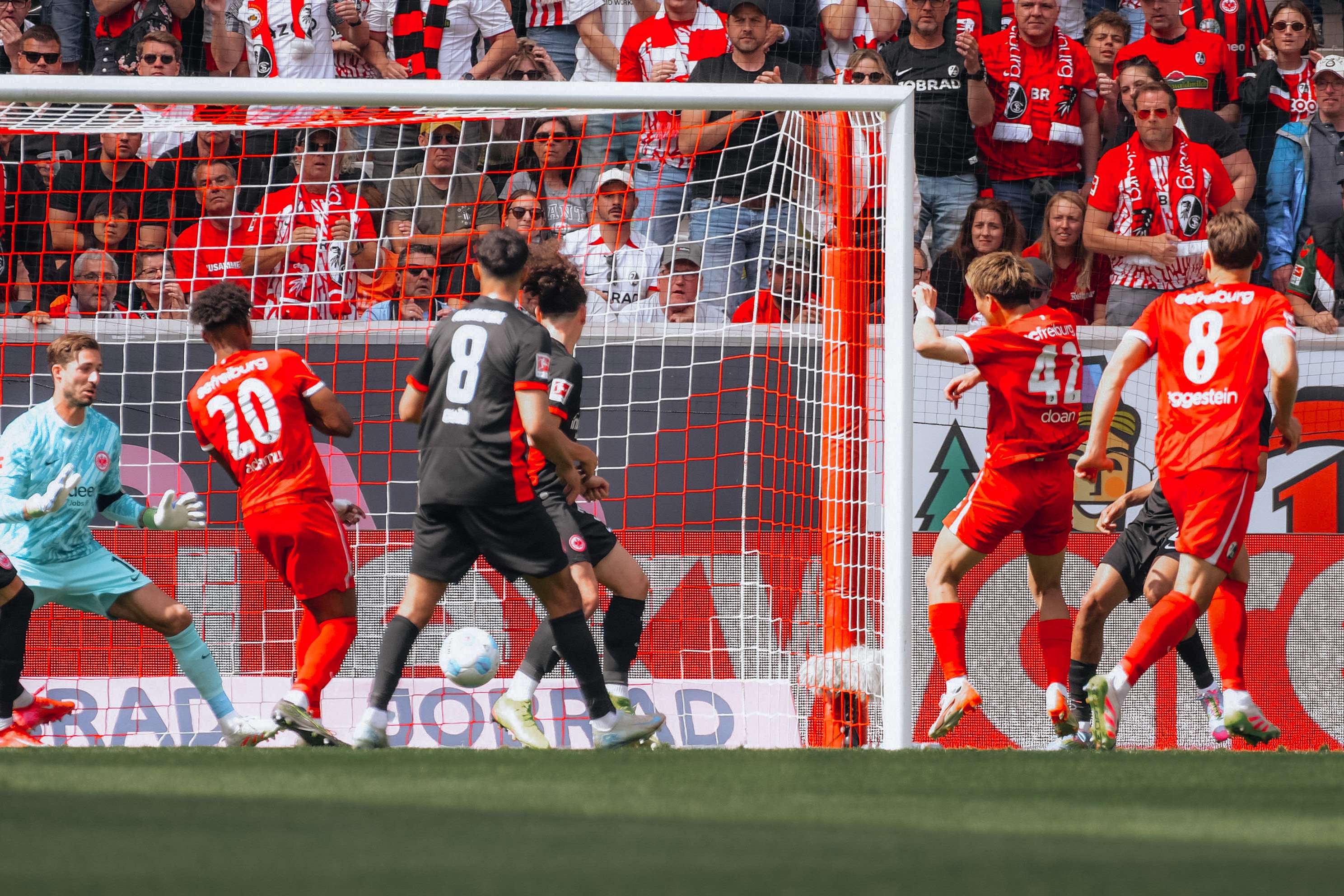 Freiburg geht durch Doan mit 1:0 in Führung. Freiburg geht durch Doan mit 1:0 in Führung.