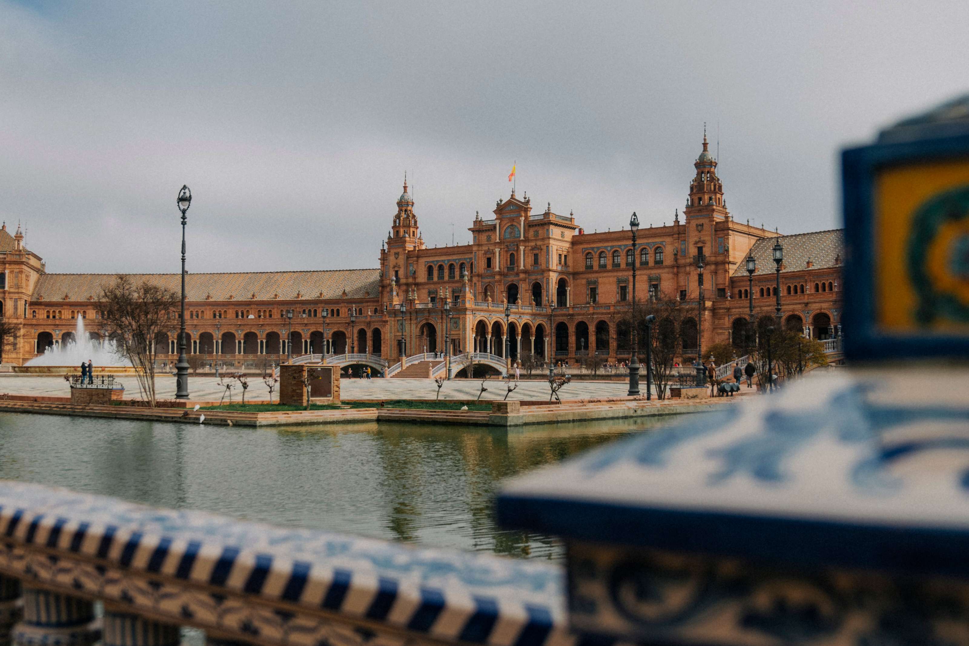 17 Grad und Sonne: Das sind die angenehmen Temperaturen in Sevilla am Nachmittag, zum Anpfiff werden noch einige Grad mehr erwartet. 17 Grad und Sonne: Das sind die angenehmen Temperaturen in Sevilla am Nachmittag, zum Anpfiff werden noch einige Grad mehr erwartet.