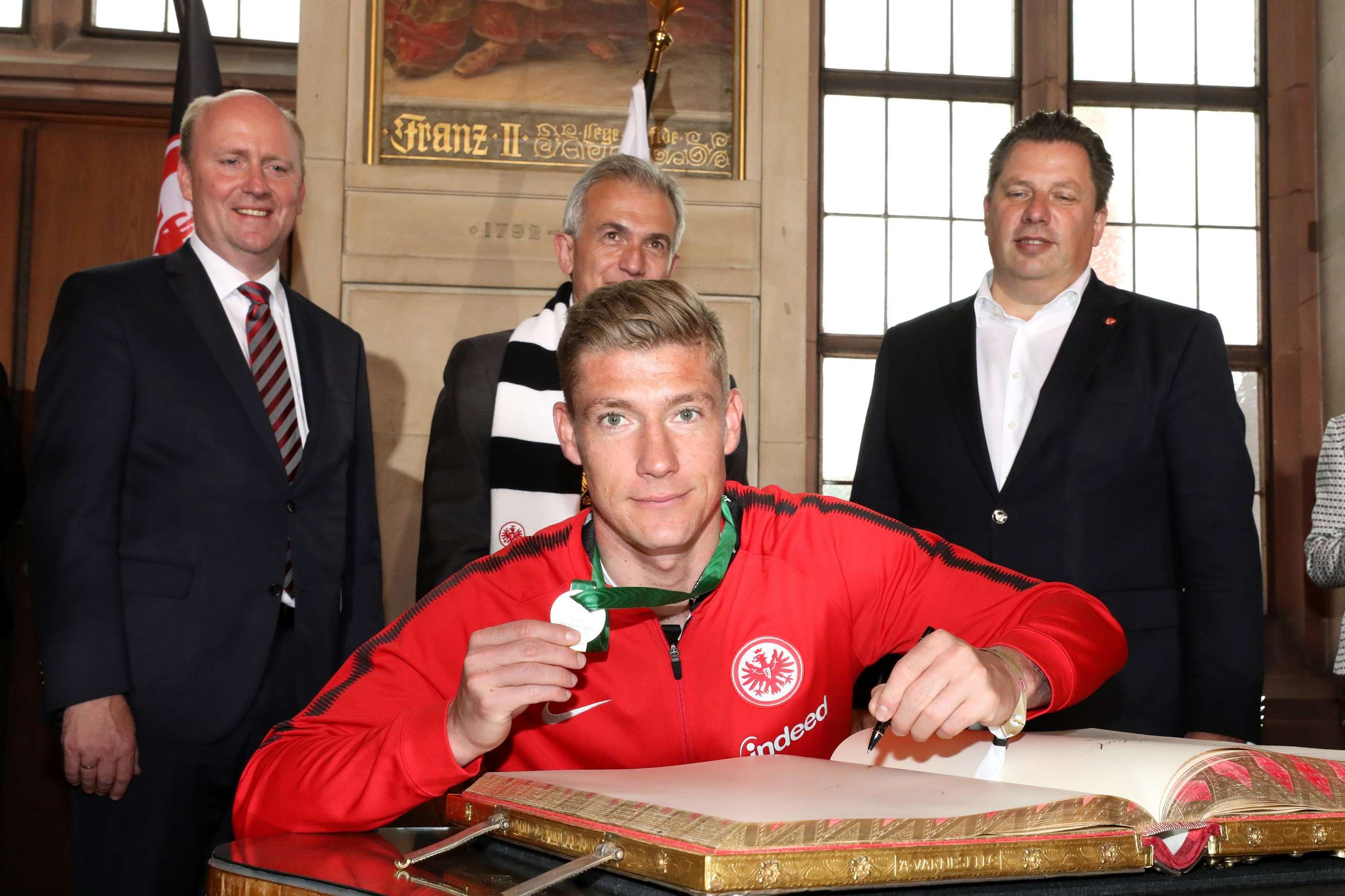 Da darf auch der Eintrag ins goldenen Buch nicht fehlen © Eintracht Frankfurt Da darf auch der Eintrag ins goldenen Buch nicht fehlen Da darf auch der Eintrag ins goldenen Buch nicht fehlen © Eintracht Frankfurt