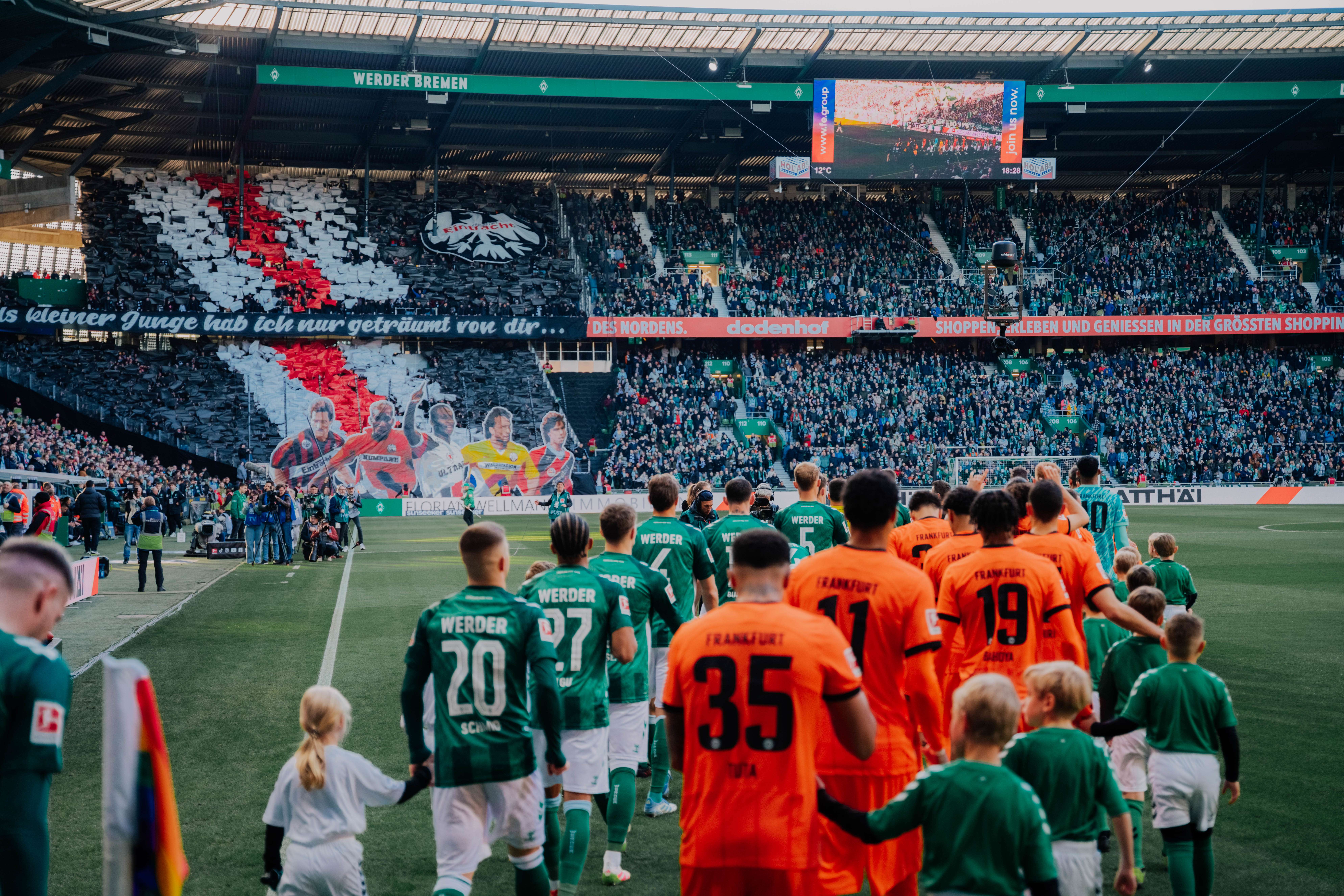 Rein geht es ins Weserstadion, im Hintergrund eine schicke Choreografie der Eintracht-Fans. Rein geht es ins Weserstadion, im Hintergrund eine schicke Choreografie der Eintracht-Fans.