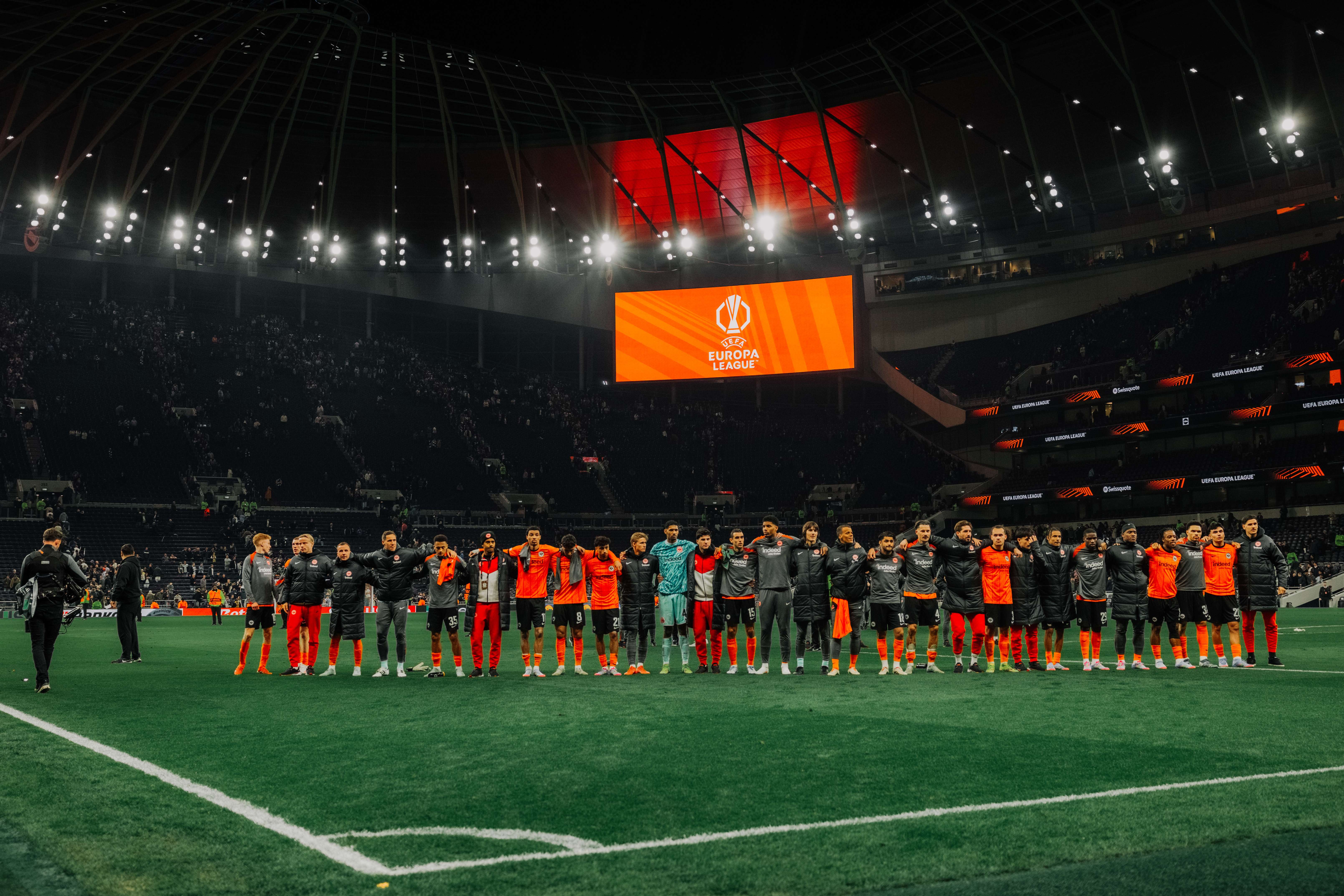 Mit 1:1 trennt sich die Eintracht auswärts im Viertelfinalhinspiel in der UEFA Europa League von Tottenham Hotspur, nach einem intensiven Match bedankt sich die Mannschaft bei den mitgereisten Fans.