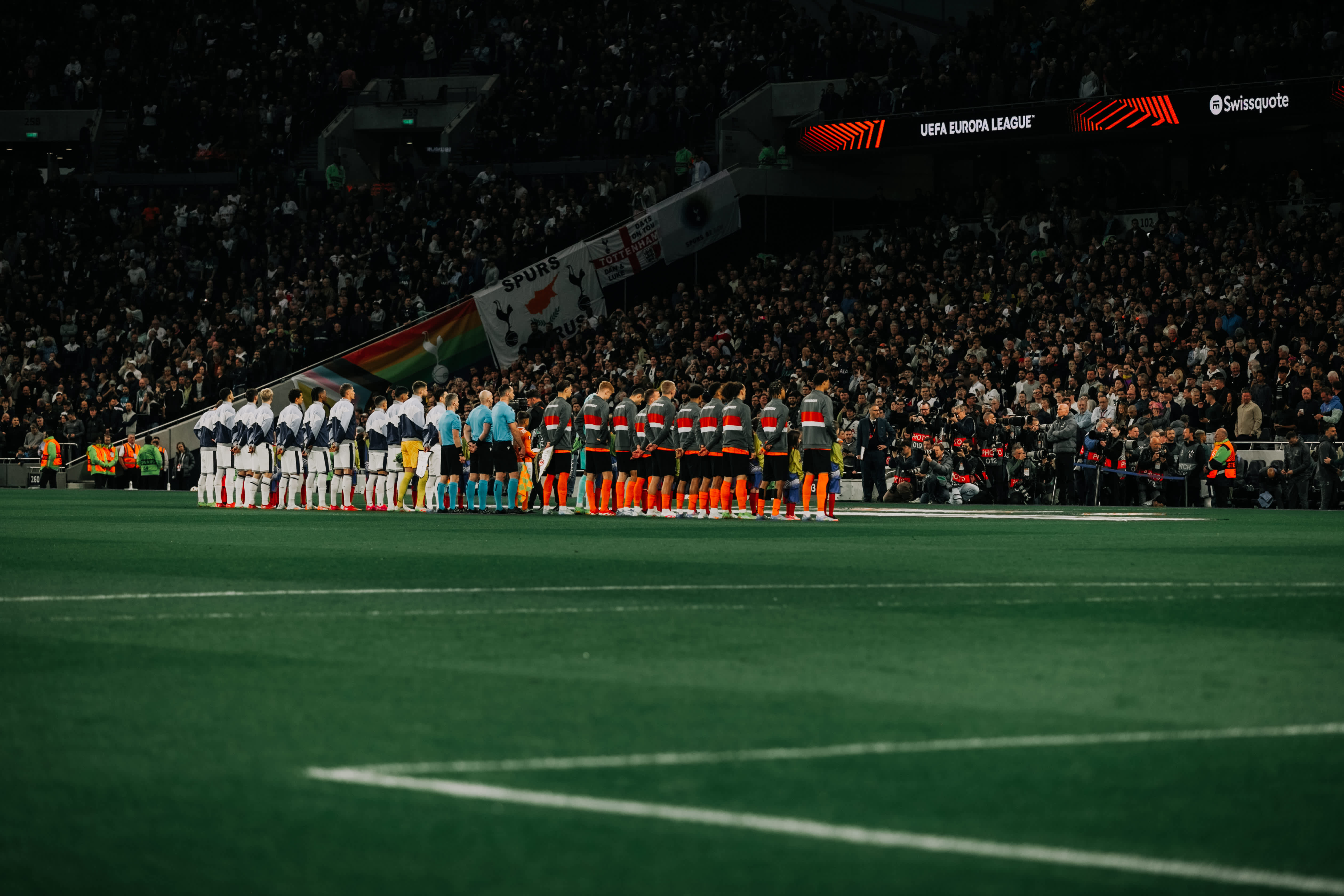 Die Mannschaften sind bereit und lauschen wie die Zuschauer der Europa-League-Hymne.