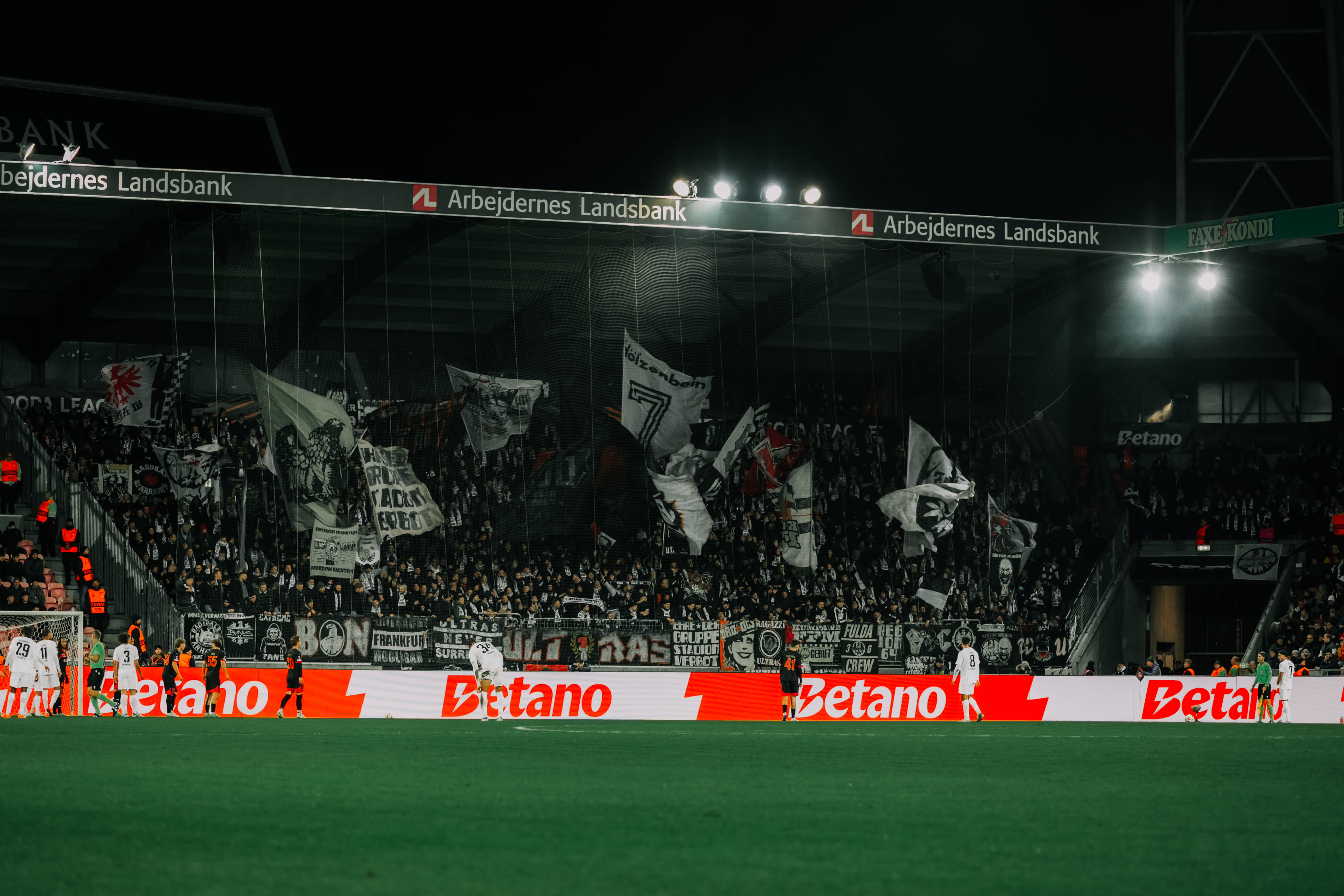 Rund 700 Auswärtsfans aus dem Herzen von Europa füllen den Gästeblock in der MCH Arena in Herning bis auf den letzten Platz. Rund 700 Auswärtsfans aus dem Herzen von Europa füllen den Gästeblock in der MCH Arena in Herning bis auf den letzten Platz.