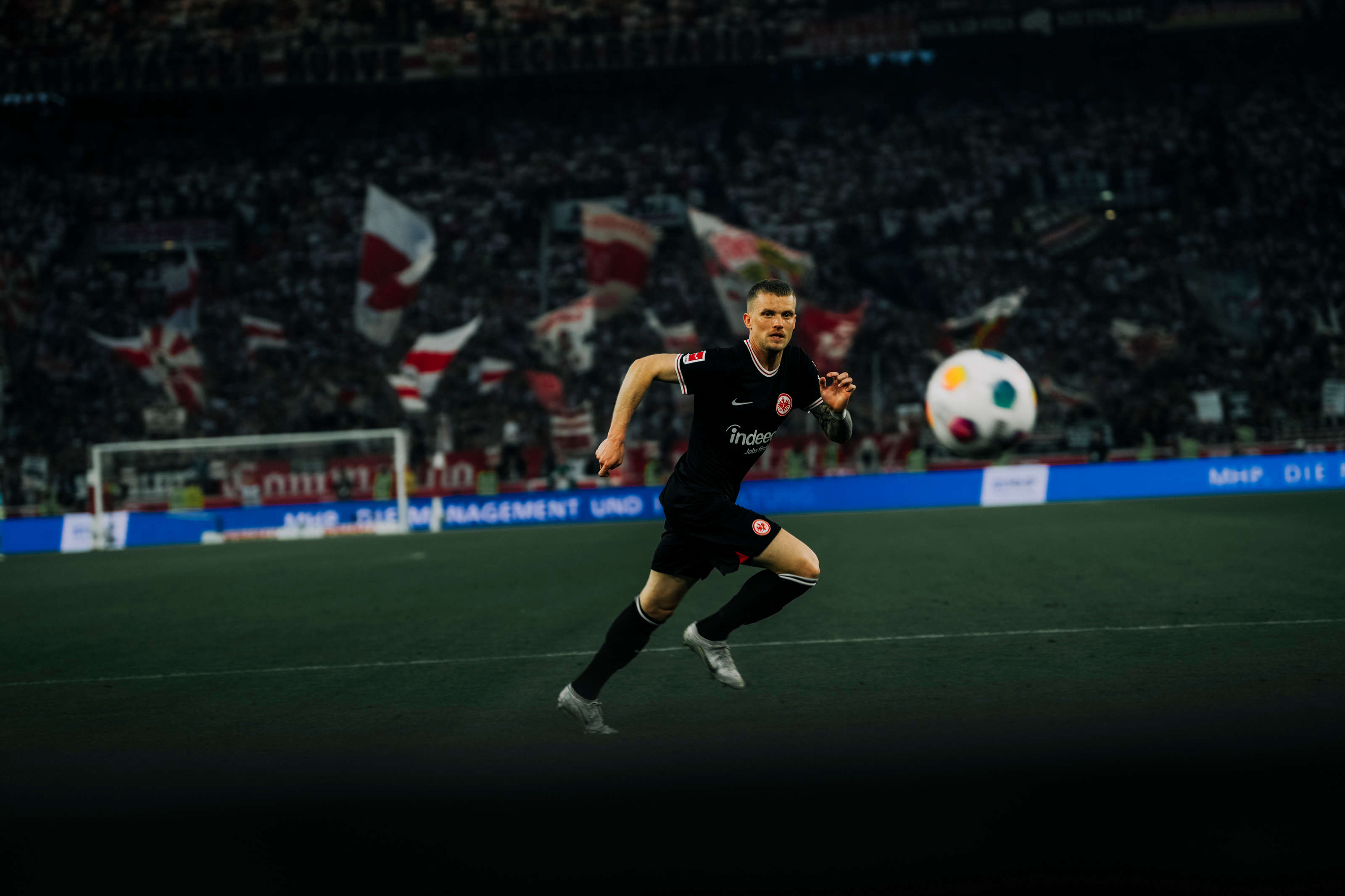 Die Eintracht, bei der in der 65. Minute van de Beek, Max und Collins für Larsson, Bahoya und Nkounkou ins Spiel kommen, steckt nicht auf und sucht einen Weg zurück in die Partie Durch einen sehenswerten direkten Freistoß von Marmoush (76.), der allerdings ebenso von VfB-Keeper Bredlow pariert werden kann wie ein Distanzschuss des eingewechselten Max (im Bild). Die Eintracht, bei der in der 65. Minute van de Beek, Max und Collins für Larsson, Bahoya und Nkounkou ins Spiel kommen, steckt nicht auf und sucht einen Weg zurück in die Partie Durch einen sehenswerten direkten Freistoß von Marmoush (76.), der allerdings ebenso von VfB-Keeper Bredlow pariert werden kann wie ein Distanzschuss des eingewechselten Max (im Bild).