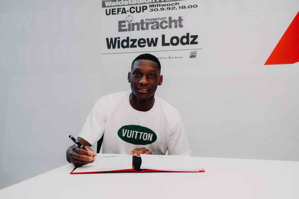 Kolo Muani signs for Eintracht - Eintracht Frankfurt Pros
