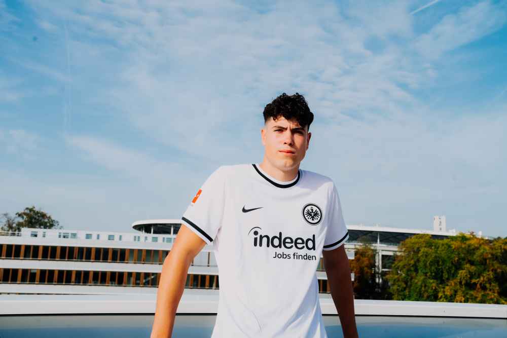 Nacho Ferri unterschreibt Profivertrag Eintracht Frankfurt Männer