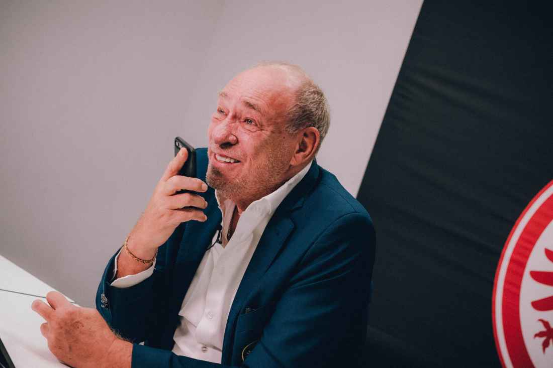 Peter Fischer überrascht TicketGewinner am Telefon Eintracht