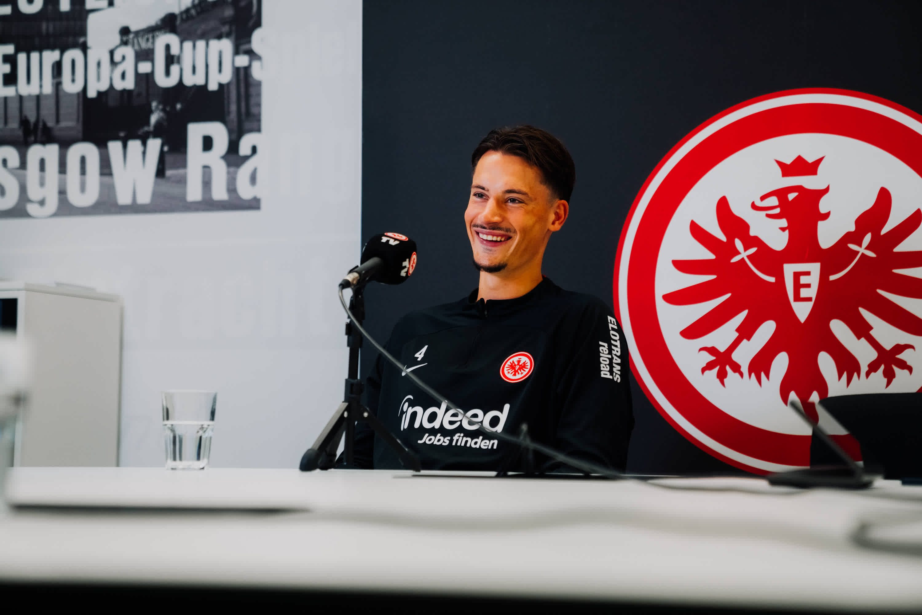 Eintracht Neuzugang Spricht Über Bewegte Wochen: Emotionale Achterbahnfahrt - l2pmtfg
