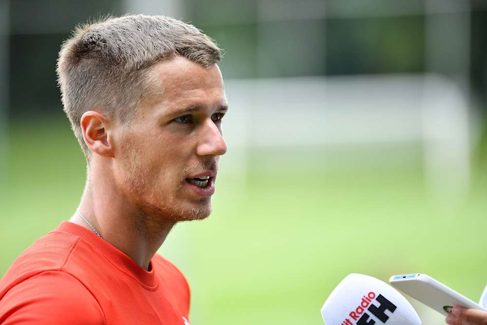 Erik Durm stellt sich nach dem Vormittagstraining am Donnerstag den Fragen der Medienvertreter.