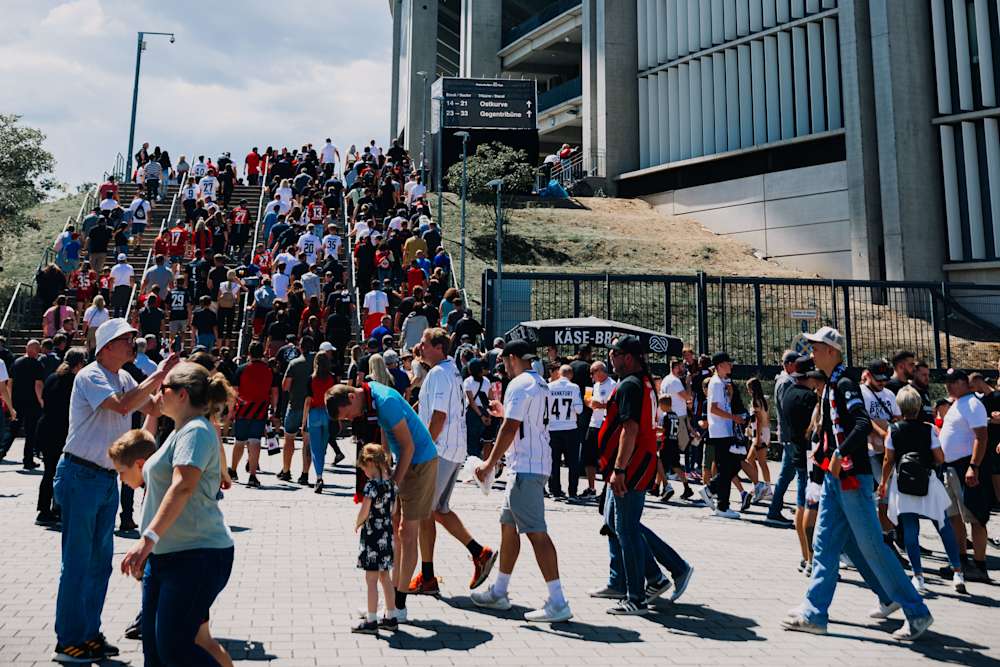 Volles Haus bei den Fußballspielen von Eintracht Frankfurt im Stadtwald.