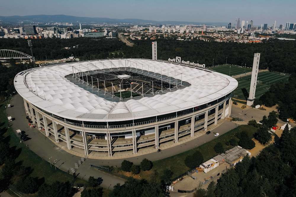 Die Haupttribüne im Deutsche Bank Park wird zur Bernd-Hölzenbein-Tribüne.