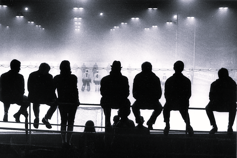 Ein Eishockeyspiel der Frankfurter Eintracht auf der Kunsteisbahn in der Frankfurter Radrennbahn, Mitte 60er Jahre.