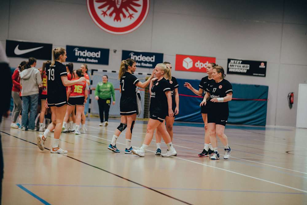 Die Handball-Eintrachtlerinnen klatschen sich ab.