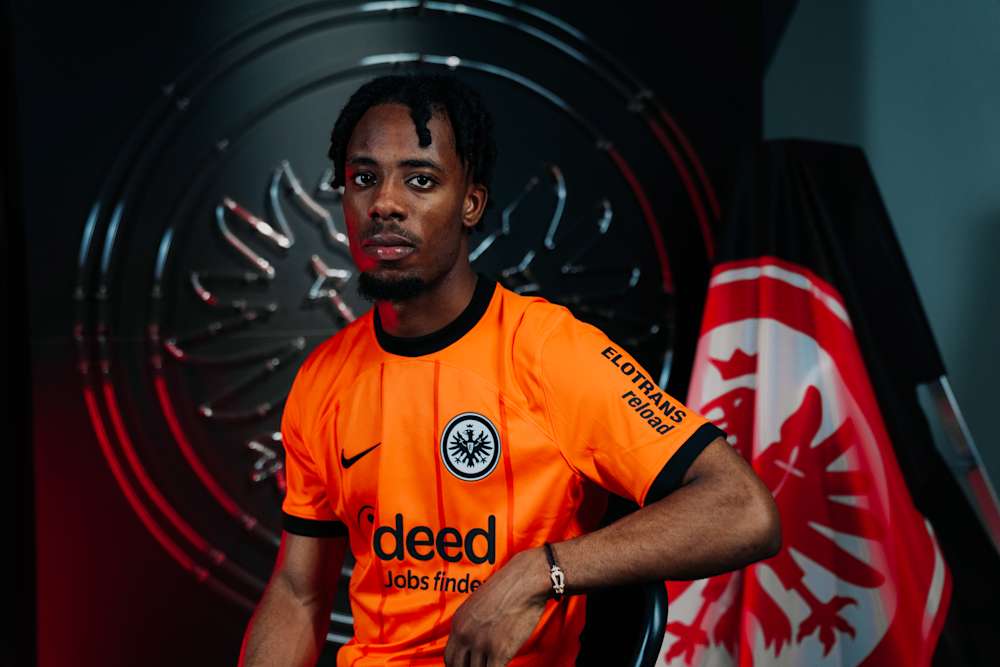 Picture 1: Eintracht Frankfurt sign Elye Wahi