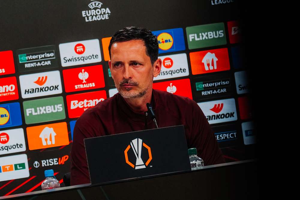 Eintracht-Cheftrainer Dino Toppmöller auf der Pressekonferenz vor dem Heimspiel gegen Tottenham.