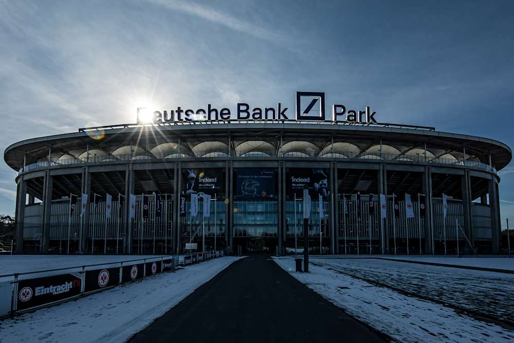 Für das erste Heimspiel im April hat sich spontan nochmal Winterwetter angekündigt.