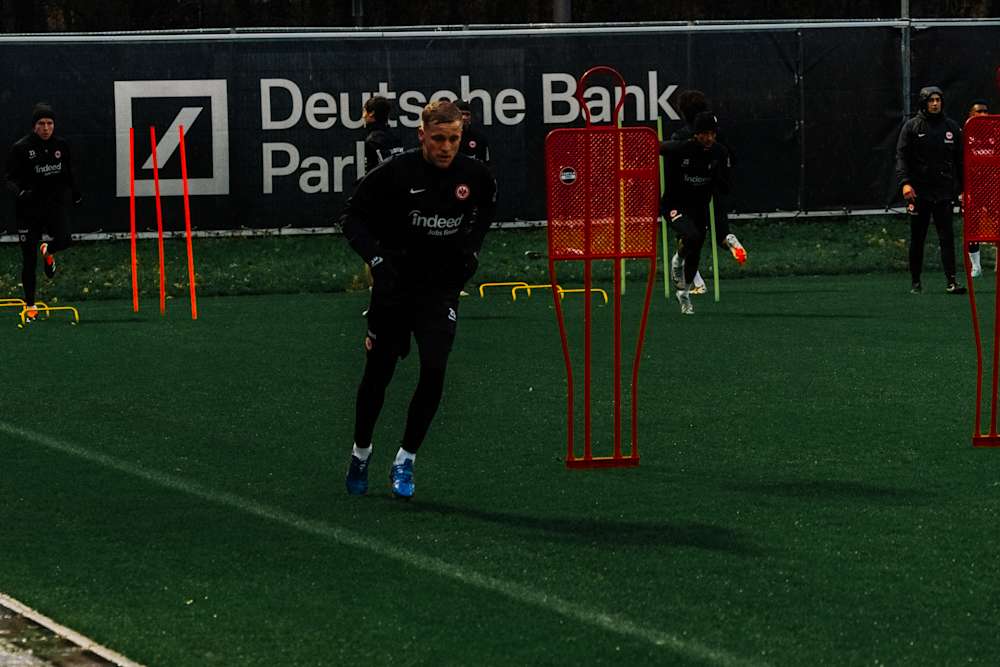 Donny van de Beek hat erstmals Frankfurter Rasen unter den Füßen.