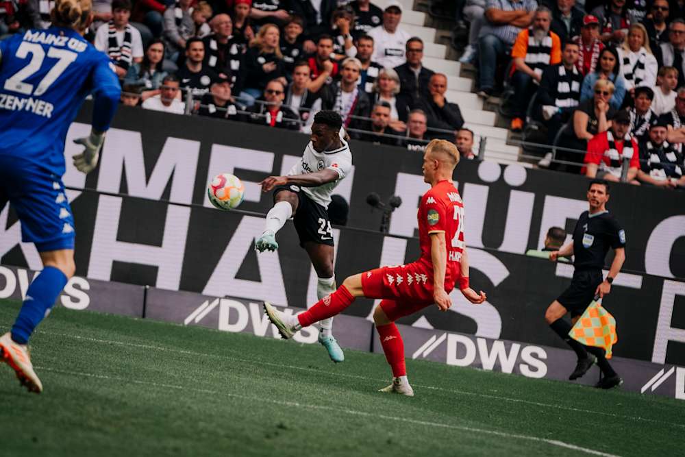 Aurélio Buta zieht ab und trifft mit einem Traumtor zum zwischenzeitlichen 2:0.