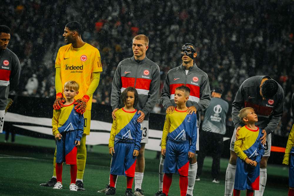 Bild 1: Einlaufkinder gegen FC RFS gesucht
