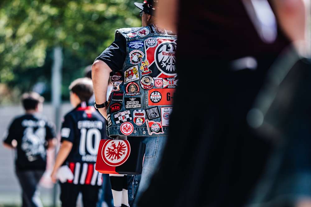 Was die Fans der Adlerträger zum Spiel auf Schalke wissen müssen.
