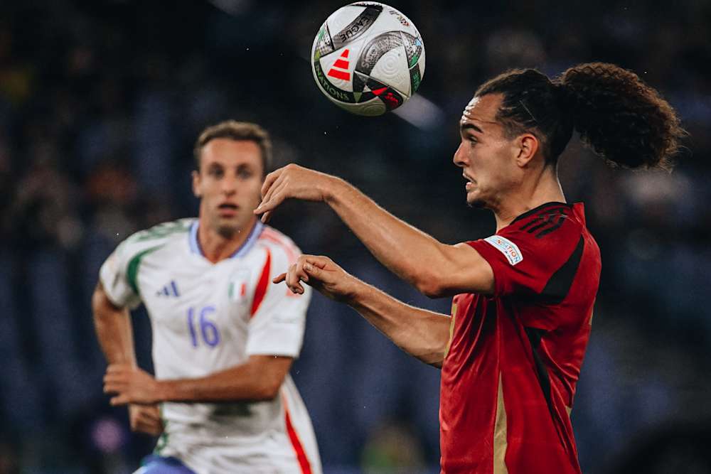 Arthur Theate und Belgien holen beim 2:2 in Italien einen Punkt für das Klassement in der UEFA Nations League.