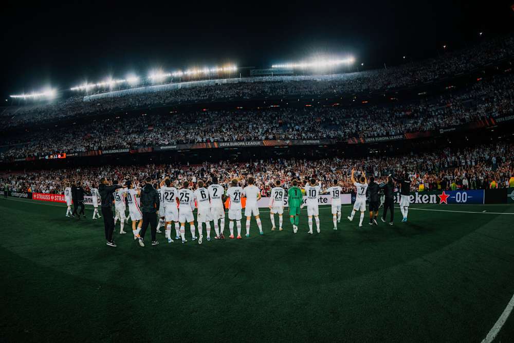 Eine einzigartige Einheit: Die Mannschaft und Fans von Eintracht Frankfurt, eindrucksvoll bewiesen nicht nur im Camp Nou.