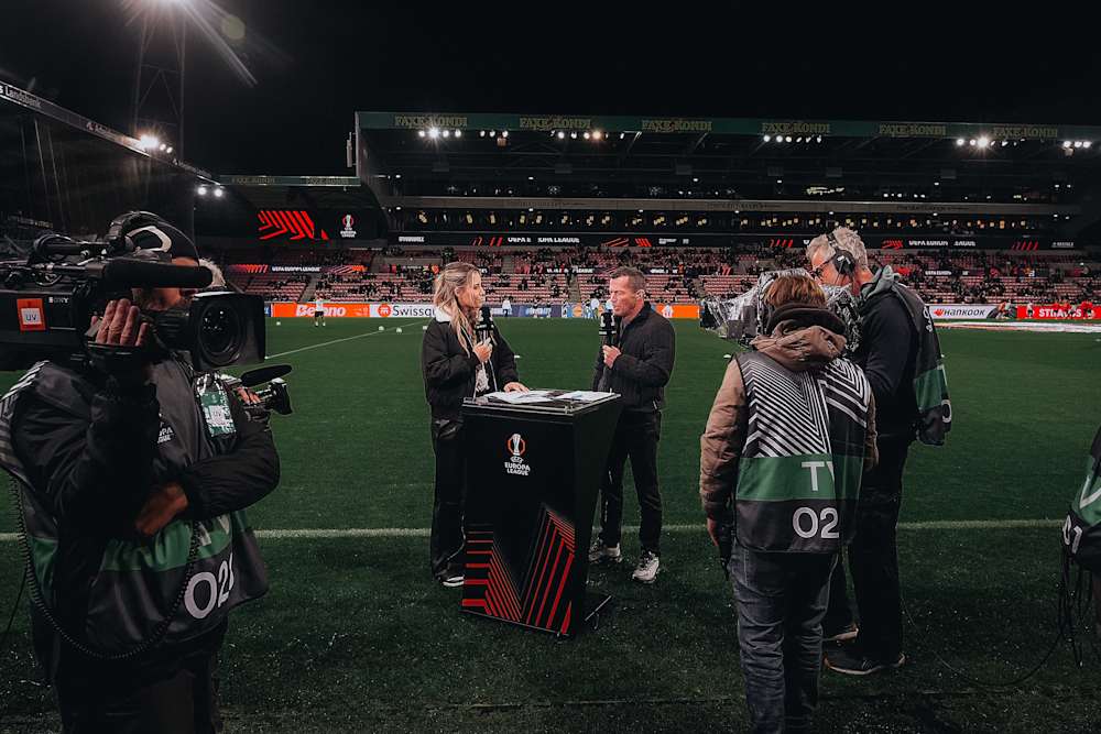 Das Europa-League-Spiel der Eintracht auswärts gegen Midtjylland läuft live im Free-TV bei RTL sowie im Stream auf RTL+.