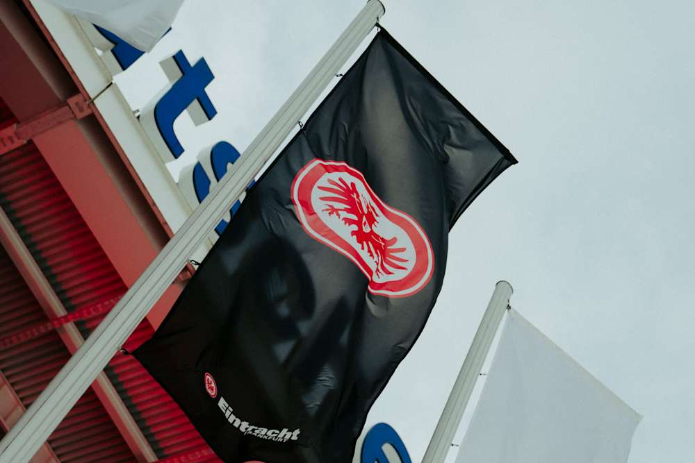 Eintracht Frankfurt darf am kommenden Freitagabend bis zu 1000 Besucher im Deutsche Bank Park empfangen.