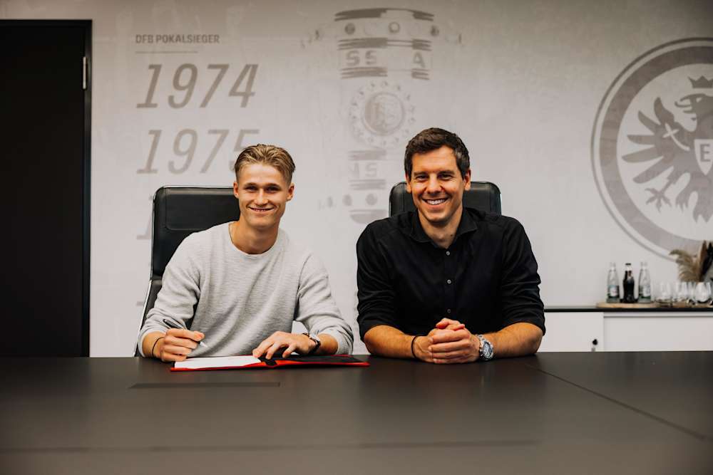 Bild 1: Noah Fenyö verlängert bei der Eintracht