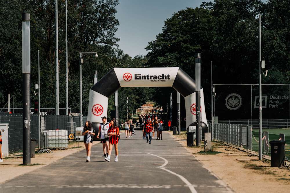Eintracht-Fans begeben sich über den Sommerweg auf das Stadiongelände im Deutsche Bank Park.
