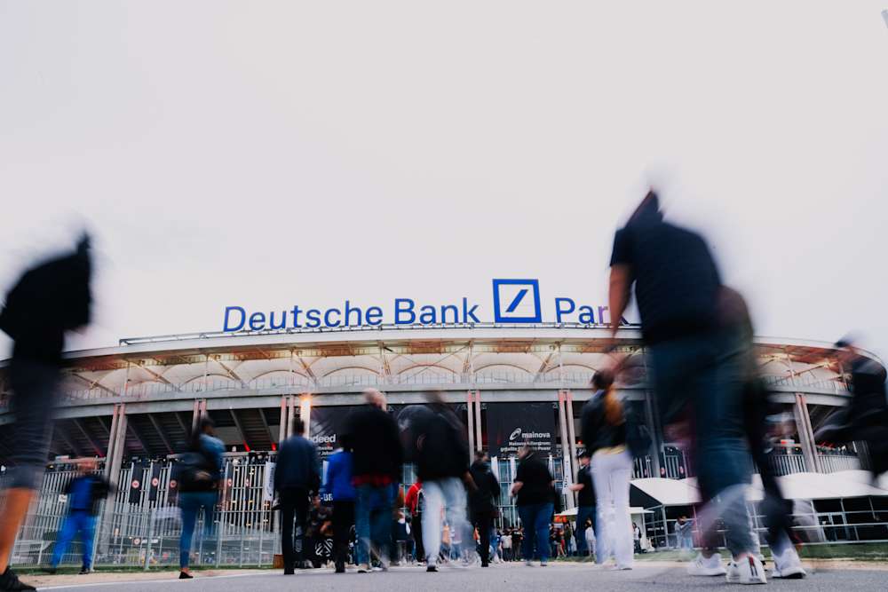 Auf dem Weg zum Fußballheimspiel im Frankfurter Deutsche Bank Park.