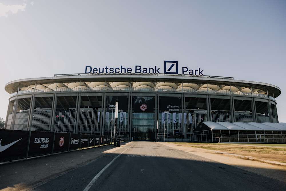 Matchday im Deutsche Bank Park, am 22. Spieltag gastiert Holstein Kiel im Stadtwald.