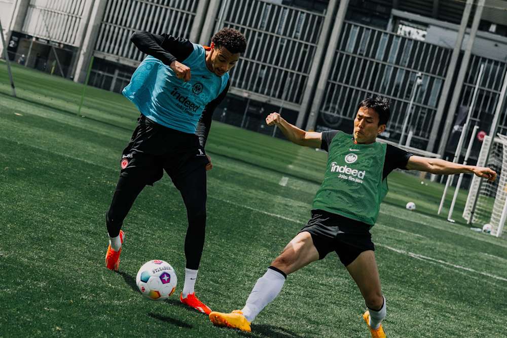 Hugo Ekitiké (links) kommt bei Eintracht Frankfurt immer mehr ins Rollen.