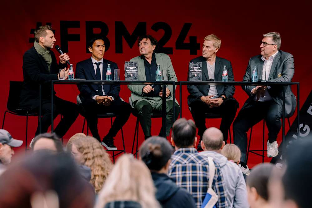 Spannende Ausführungen mit Moderator Daniel Wolf (links), Autor Michael Horeni (Mitte), zwei „Stimmen der Eintracht“ Makoto Hasebe und Uli Stein sowie Eintracht-Vorstandssprecher Axel Hellmann.