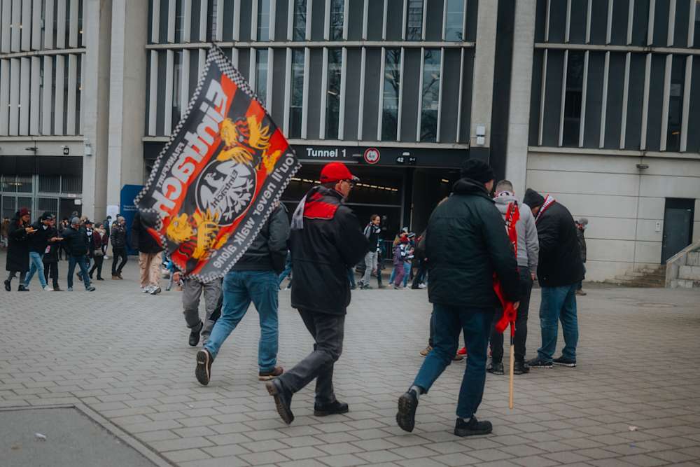 Auf dem Weg zum nächsten Stadionerlebnis: Die Fans von Eintracht Frankfurt.